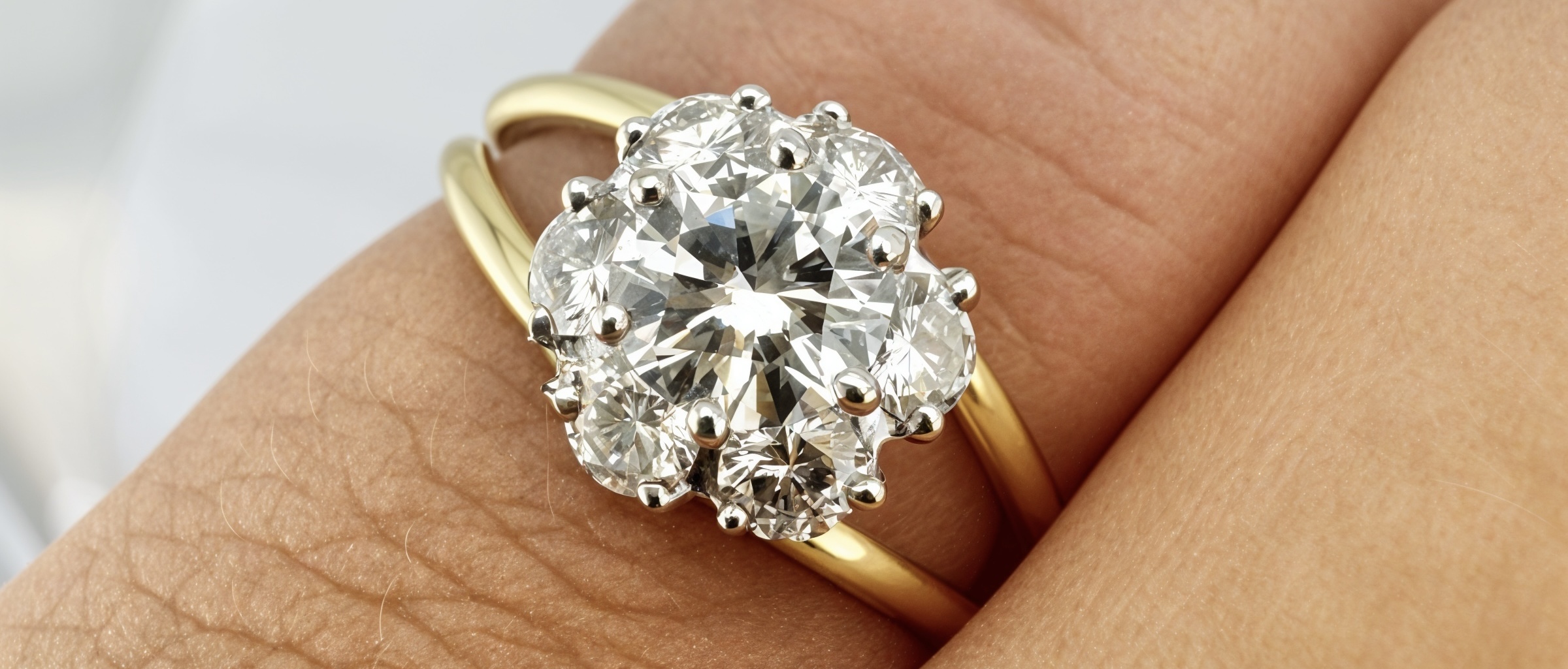 Luxusní prsten s briliantovým diamantem